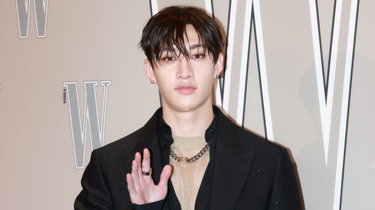 Bang Chan, do Stray Kids, comparece ao seu primeiro desfile da Fendi como embaixador usando um 'Fit' creme