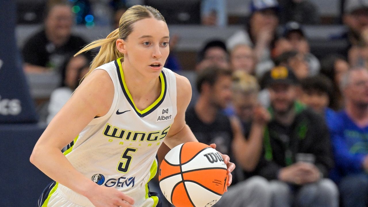 Paige Bueckers Memleketindeki İlk Çıkışında Anti-Trend Bir Renk Kullandı – Fotoğraflara Bakın