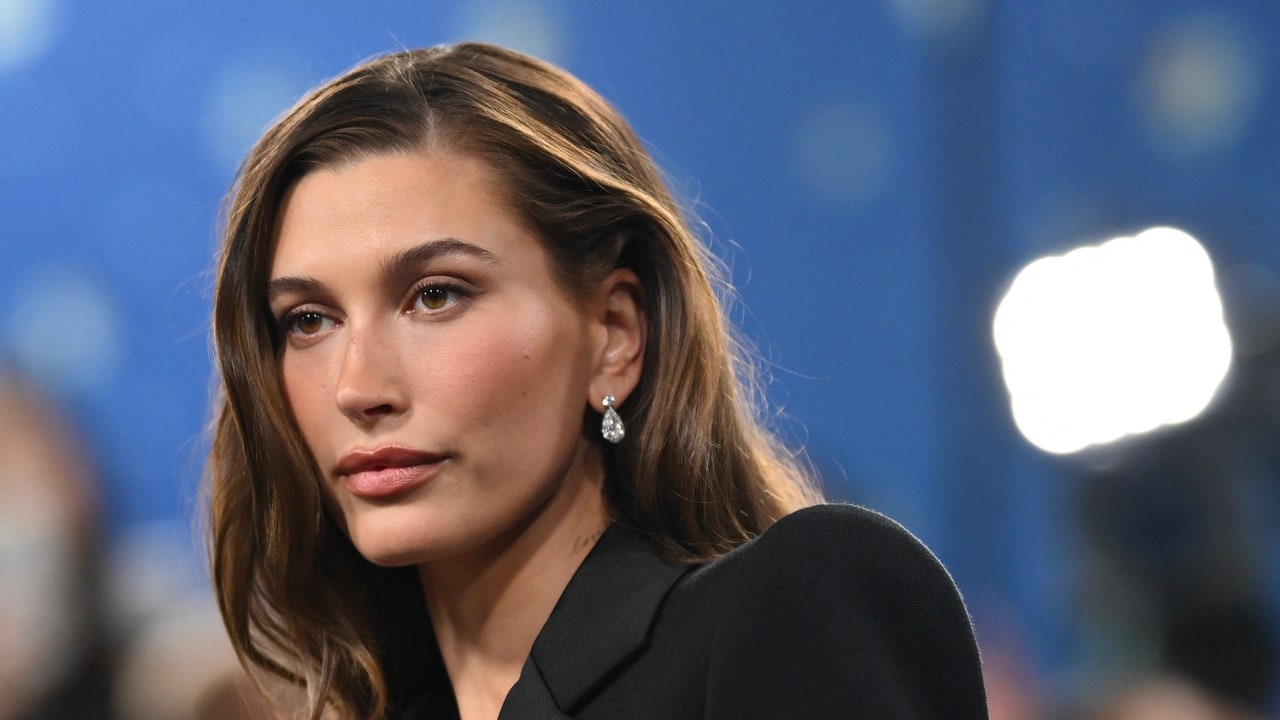Hailey Bieber porte des pois à New York
