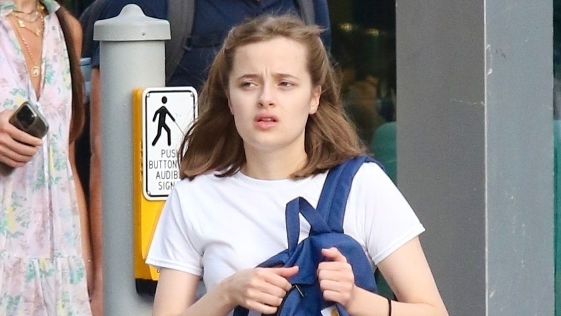 Vivienne Jolie representa a mãe de Angelina Jolie, The Outsiders, com look de volta às aulas — Veja a foto