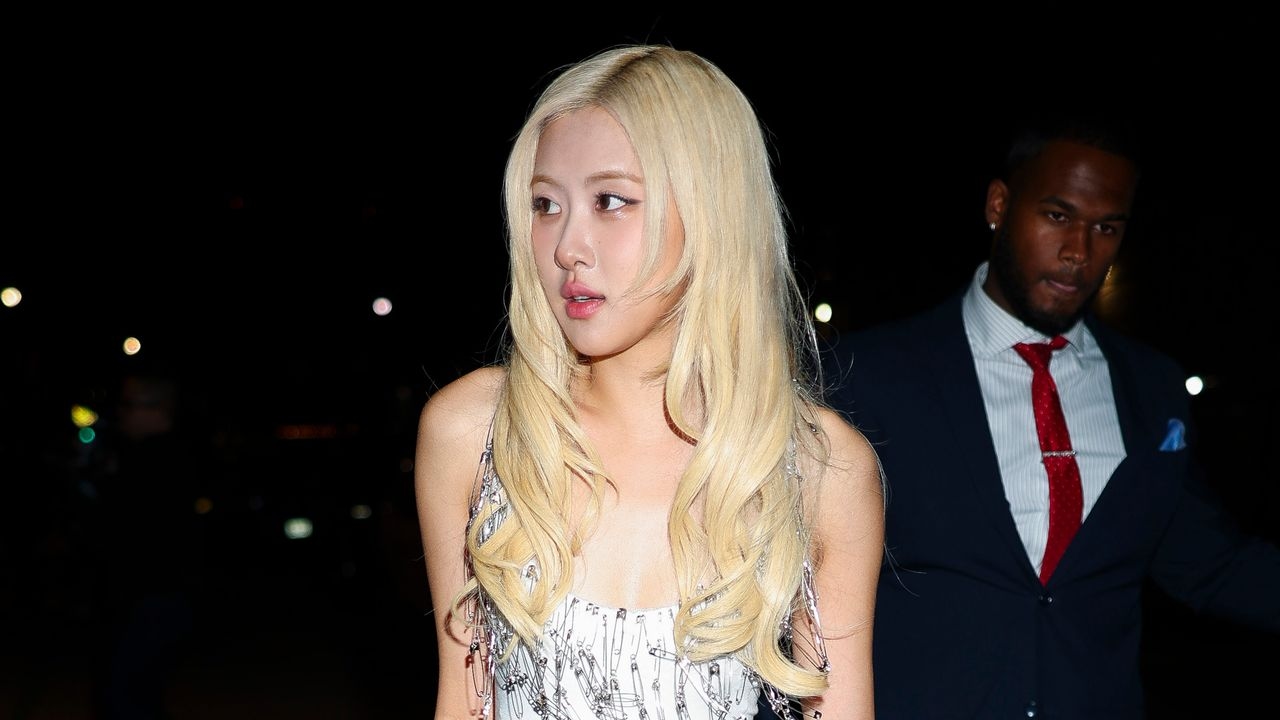 Rosé, do BLACKPINK, prova seu status de "It Girl" com vestido com alfinete de segurança para a festa pós-VMA 2025 — Veja as fotos