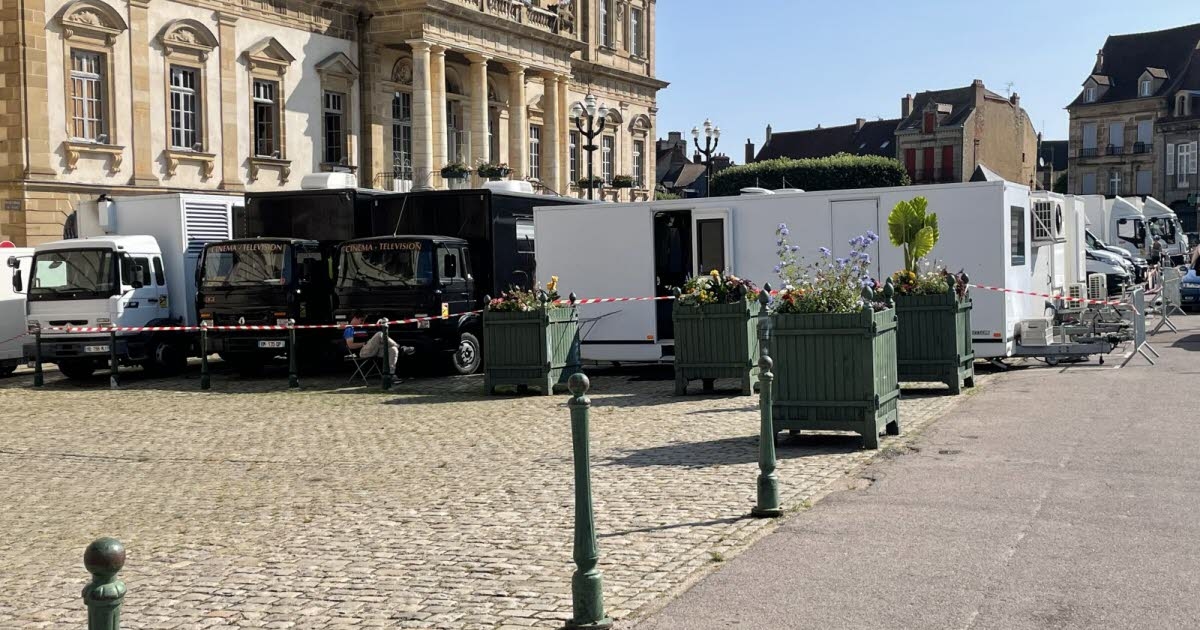 Autun. Die Crew des Films „Changing the Water for the Flowers“ dreht einige Szenen im Rathaus.
