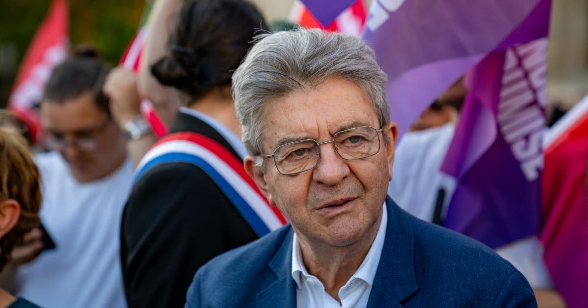 Politiek. Jean-Luc Mélenchon roept op tot censuur van François Bayrou en steunt de blokkeerbeweging van 10 september.