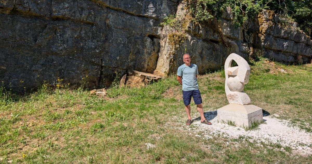 Saint-Gengoux-le-National. Bir heykelin sembolize ettiği eski taş ocağının rehabilitasyonu