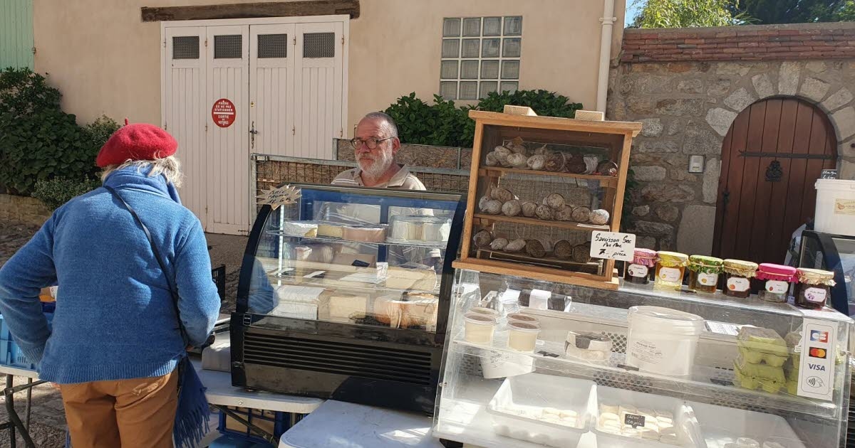 Monte San Vicente. El mercado ha vuelto, como las frutas de los días soleados.