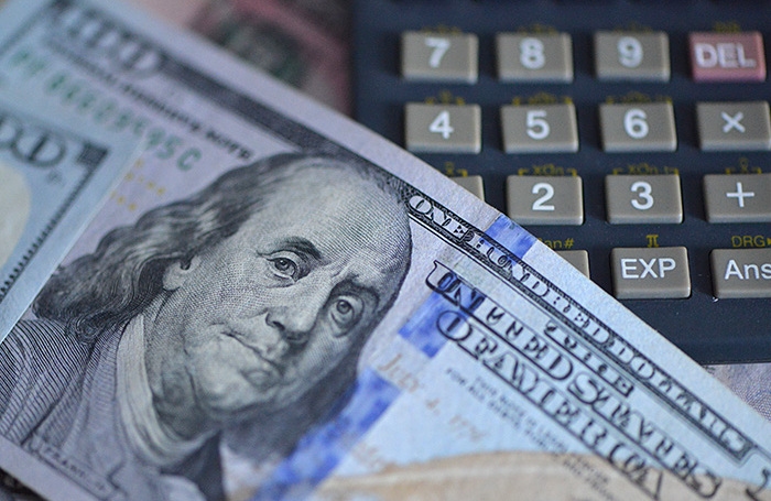 O dólar caiu abaixo de 79 rublos no mercado Forex