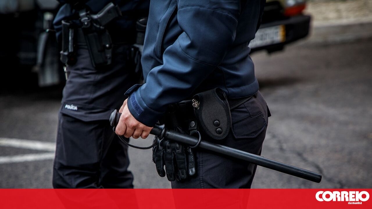 <![CDATA[ Polícias que torturam com bastão estão sem salário ]]>