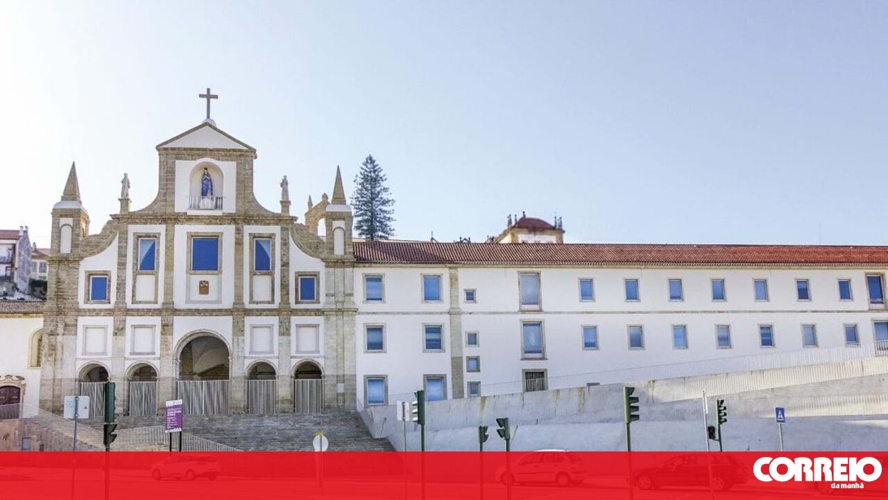<![CDATA[ "Quando abri o saco vi logo que estavam ali milhares de euros", diz funcionária que encontrou objetos de ouro ]]>