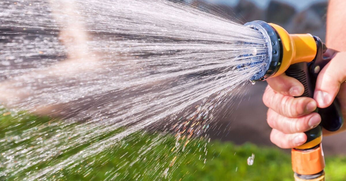 Люди, поливающие газон или сад, опубликовали срочное сообщение от Yorkshire Water