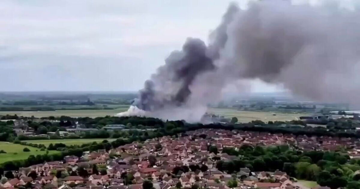 Incêndio em Bicester AO VIVO: Três mortos após incêndio horrível atingir antiga base da RAF