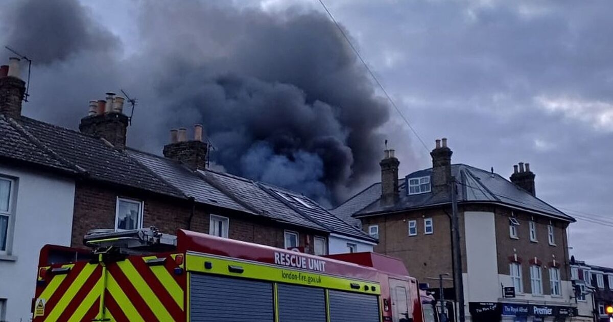 El último incendio en Londres: se les dice a los residentes que mantengan las puertas y ventanas cerradas