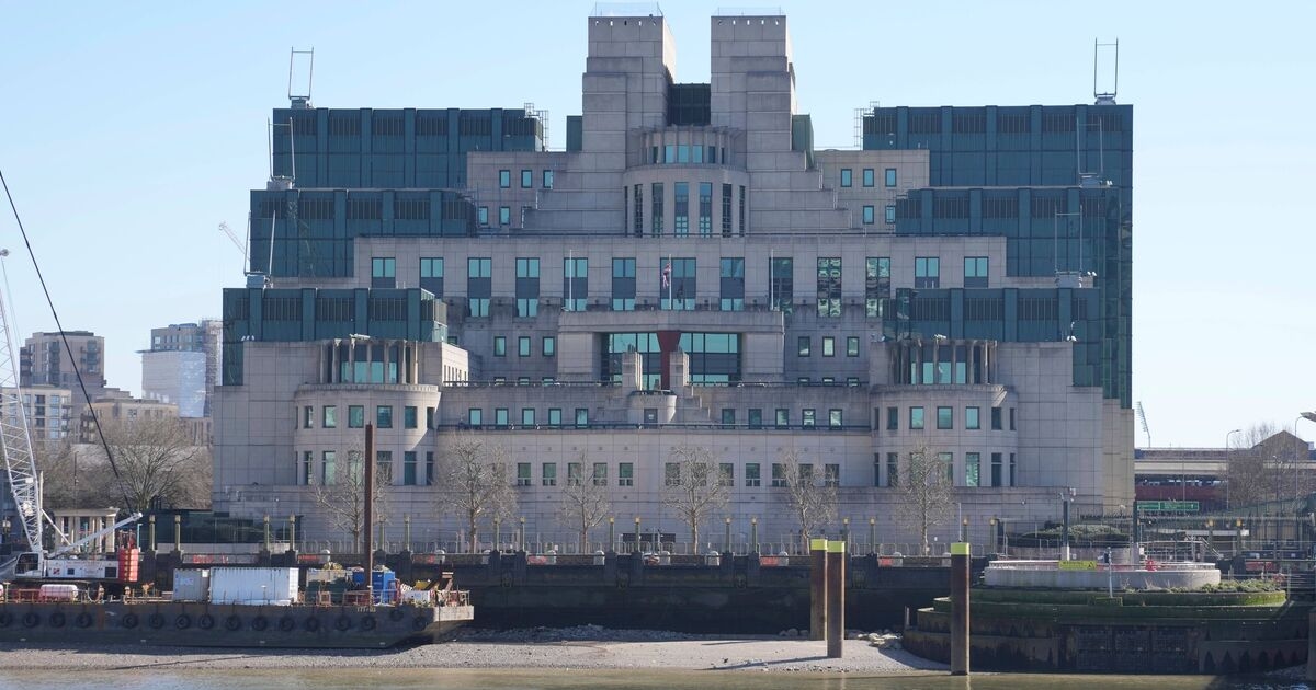 İngiltere'nin MI6 casusluk teşkilatı, 'Pekin Barbara' lakaplı rakibi karşısında ilk kadın patronuna kavuştu