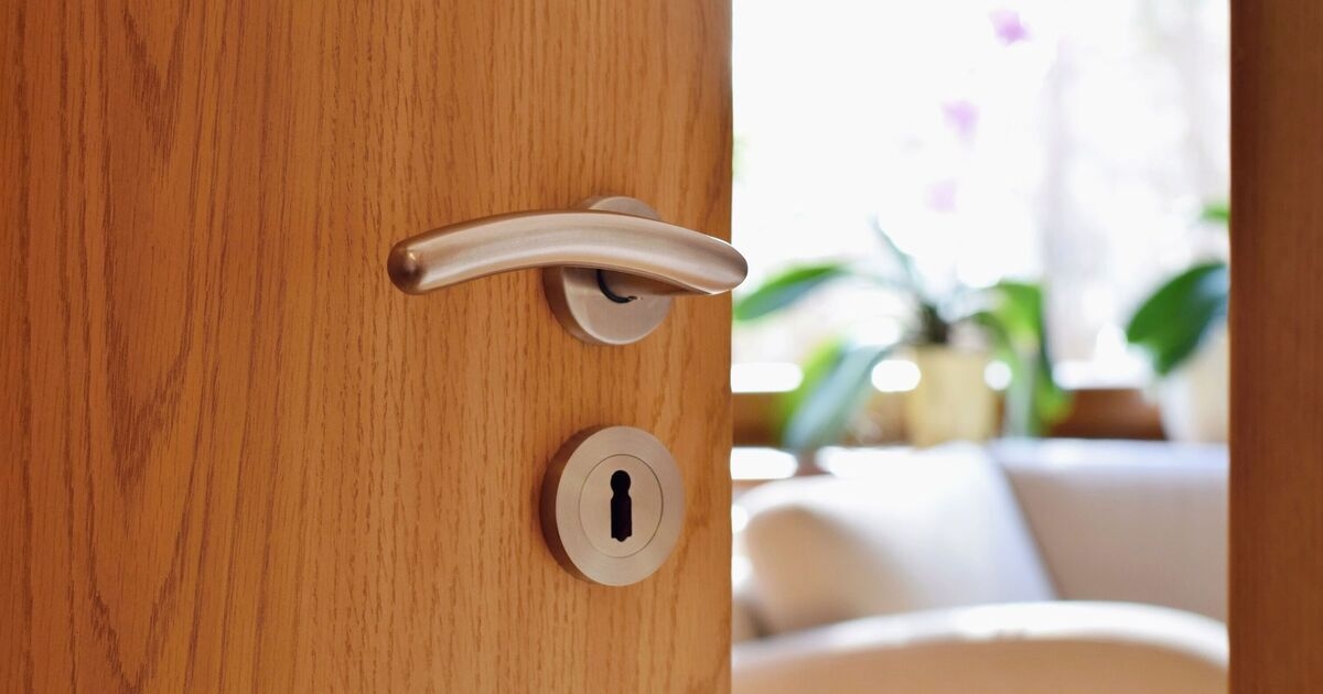 Households in England urged to close doors on Sunday and Monday