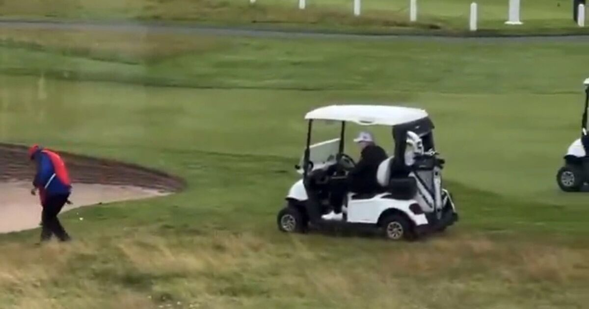 Acusan a Trump de hacer trampa en el golf OTRA VEZ después de que un video viral muestra a un caddie dejando caer la pelota para él.