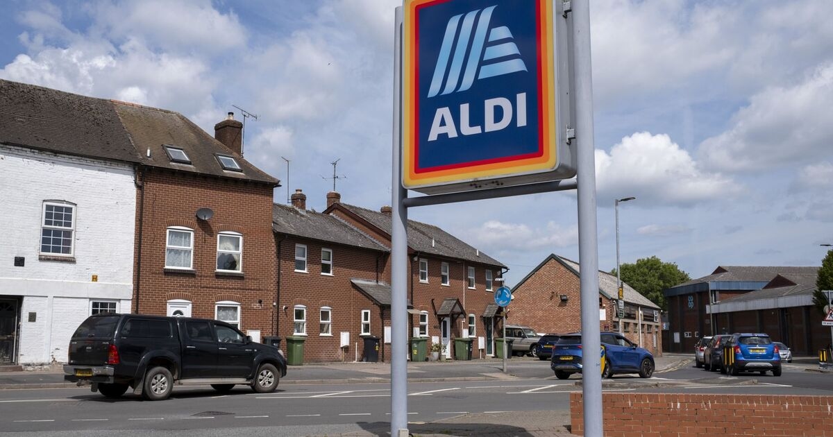 Aldi, İngiltere'de ilk kez 65 süpermarket için yeni 14 £ kuralını uygulamaya koydu