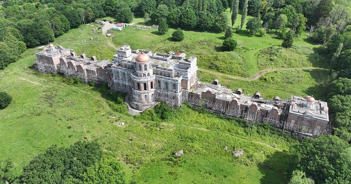 Conocí al famoso multimillonario que construyó un palacio de 100 millones de libras que lleva 30 años sin terminar.