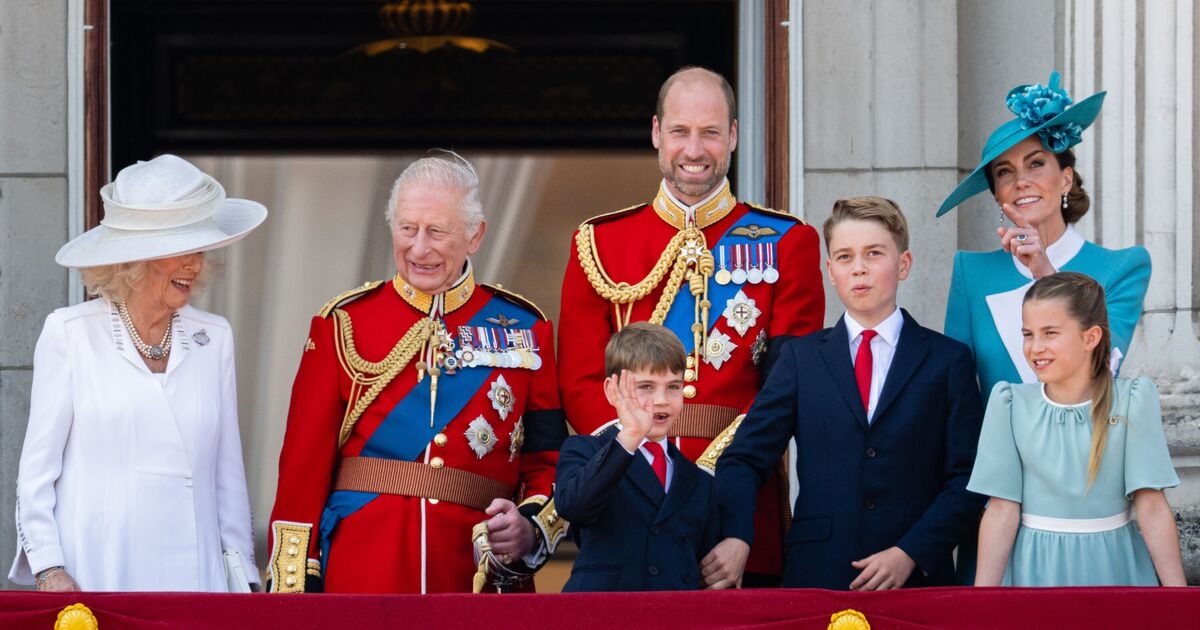 El mensaje de cuatro palabras de la princesa Kate al príncipe Louis mientras aparece inquieto en el balcón