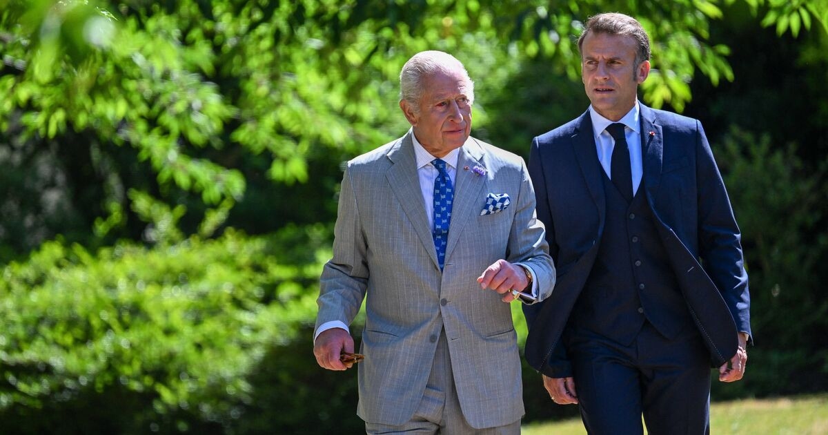 El rey Carlos no pudo evitar reírse cuando Emmanuel Macron rompió el protocolo real