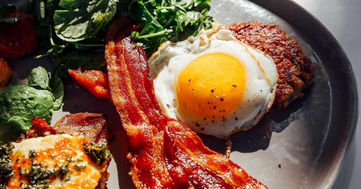 Los dos alimentos comunes del desayuno que aumentan el colesterol (y no son los huevos)