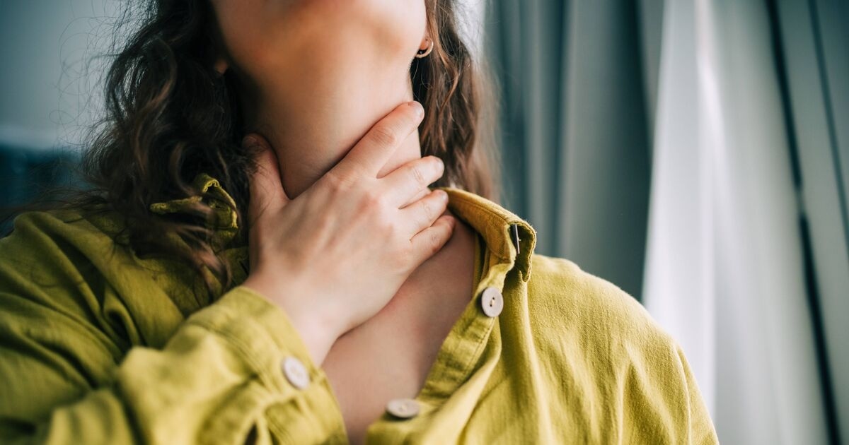 Mulher ignorou quatro sintomas principais por um ano antes de ser diagnosticada com câncer