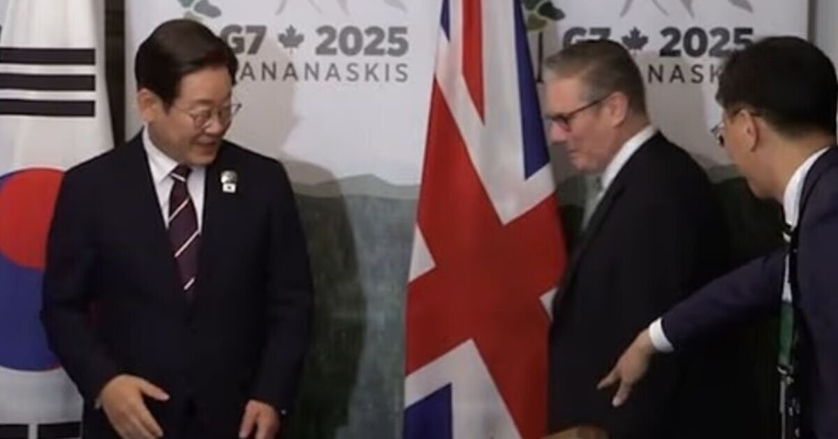 Keir Starmer's awkaward moment as he 'mistakes interpreter for South Korean president'