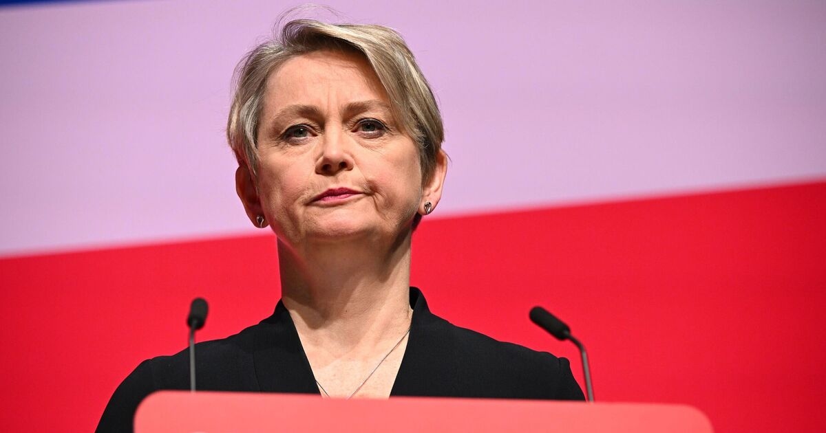 Yvette Cooper göçmenlerle yaşanan otel anlaşmazlığı nedeniyle istifa etmeli mi?