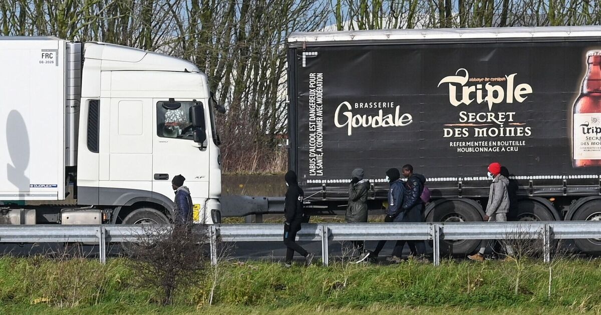 13 frierende Migranten in einem Lastwagen nach Großbritannien gerettet, während die Angst vor einer neuen Welle zunimmt