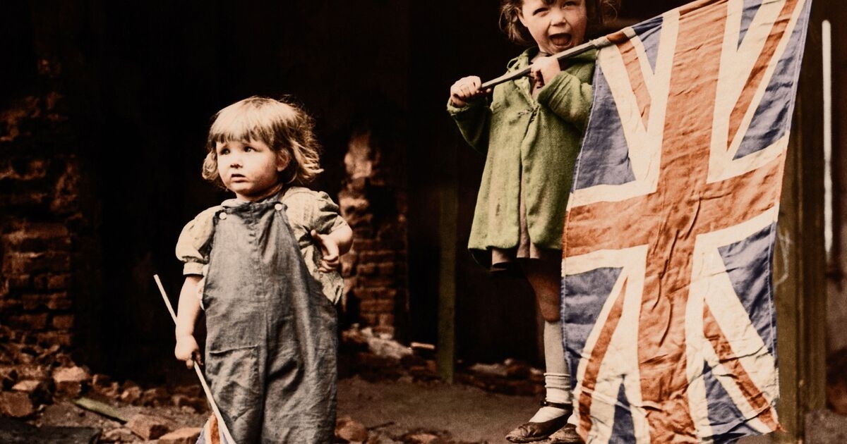 80 años del Día de la Victoria en Europa: La "chica de la bandera" reflexiona sobre la icónica foto y la tragedia que vino después