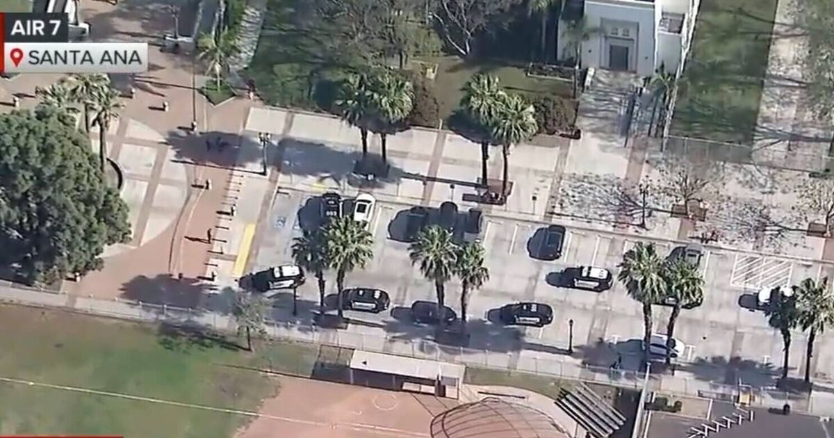 Un adolescente murió y dos resultaron heridos en un apuñalamiento escolar relacionado con pandillas, con los agresores huyendo.