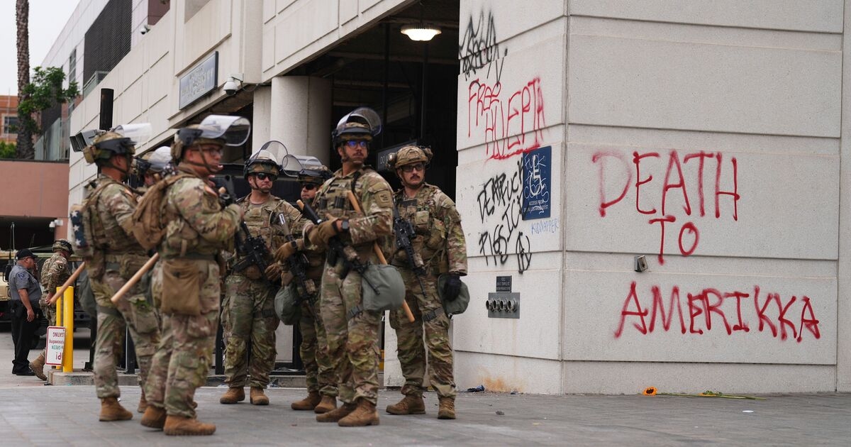 Proteste a Los Angeles in diretta: la Guardia Nazionale è stata schierata mentre la polizia usa proiettili di gomma contro i manifestanti