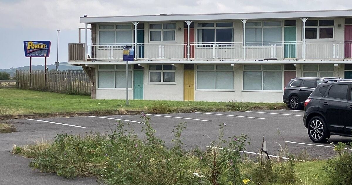 Inquietante parque vacacional abandonado con playa privada y piscinas abandonadas y abandonadas