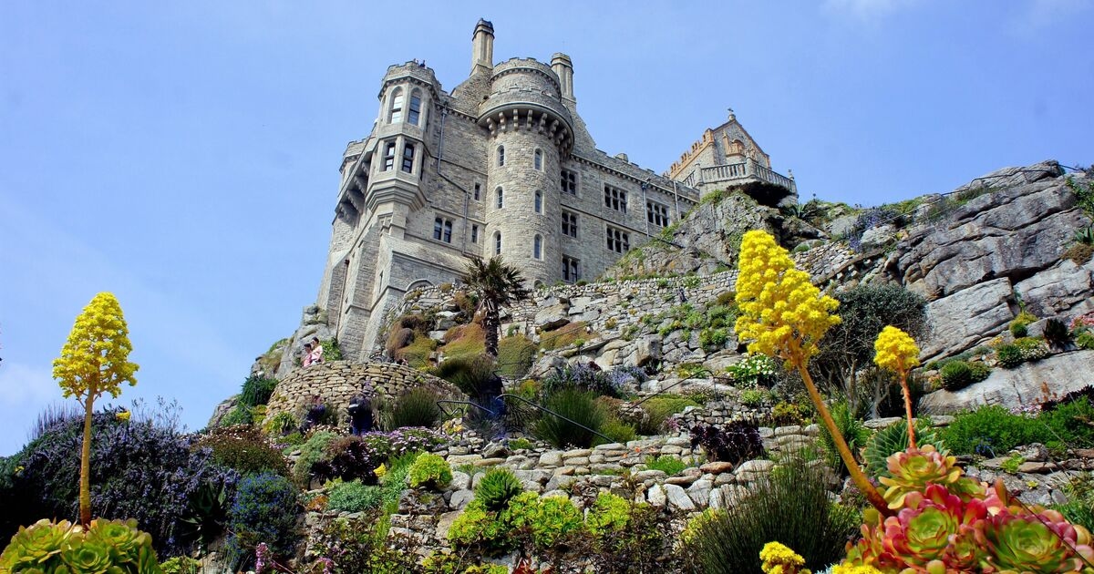 Pueblo escondido con un castillo de cuento de hadas y rodeado por el mar.
