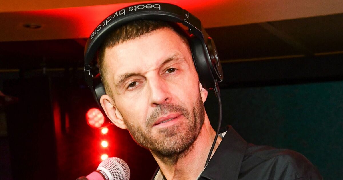 BBC pede desculpas por "oportunidades perdidas" na investigação de "agressão sexual" do DJ Tim Westwood