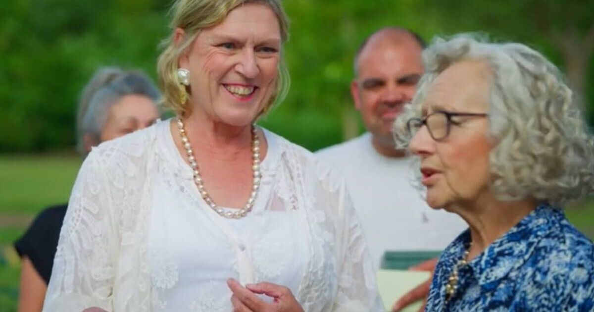 Expert van Antiques Roadshow verbijsterd: broche ter waarde van vier cijfers bleek in werkelijkheid een vondst van £1 te zijn op een rommelmarkt