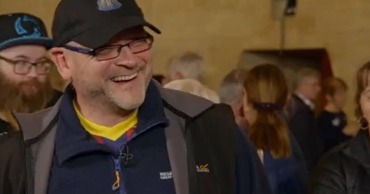 Gast der Antiques Roadshow kann sich über den schwindelerregenden Wert eines alten Fahrrads kein Lachen mehr verkneifen