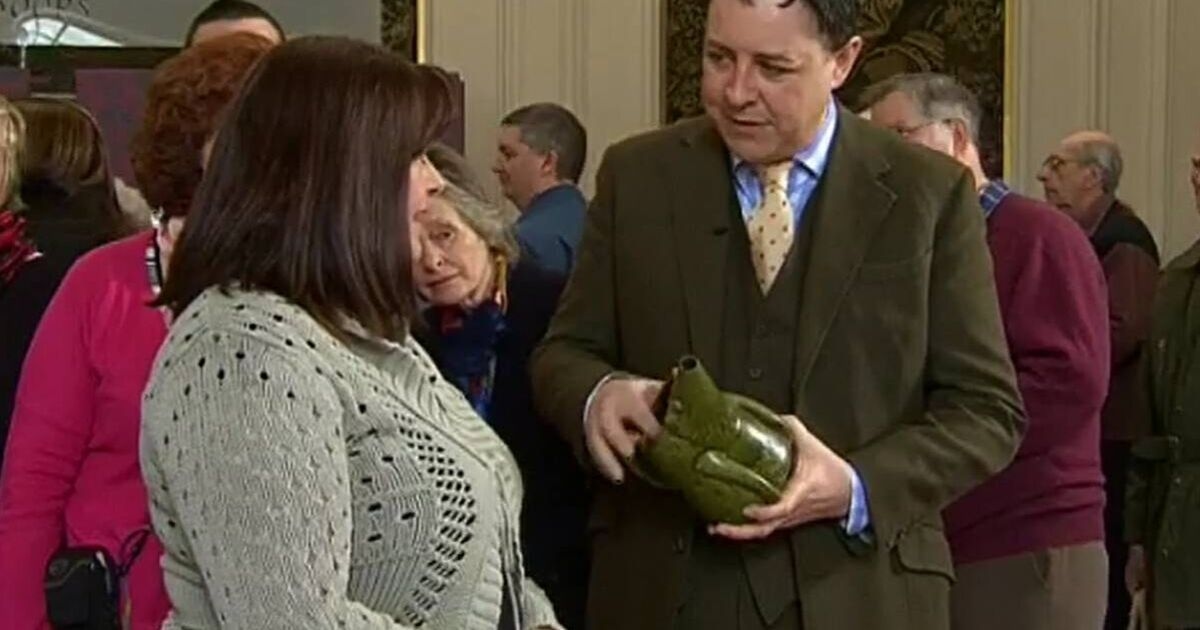 Un experto de Antiques Roadshow advierte a sus invitados que dejen de usar la jarra "fea" mientras comparte su verdadero valor