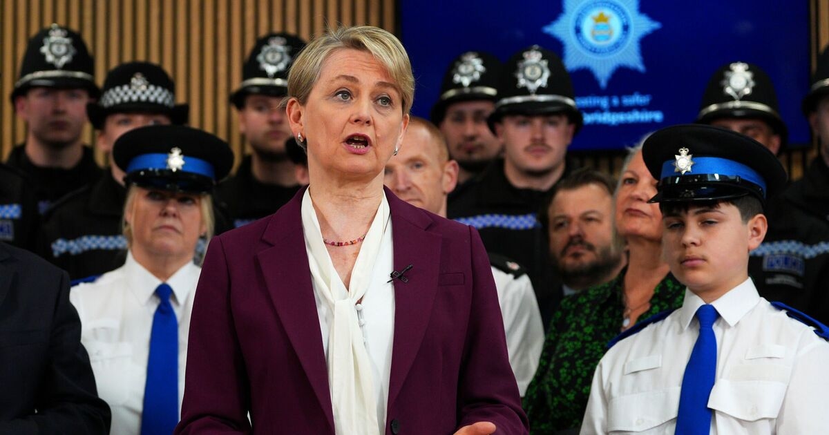 GB News unterbricht Update zum Migrantenhotel, da Yvette Cooper brutal gedemütigt wird