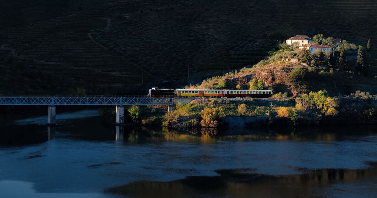 Portugals „landschaftlich schönste“ 99-Meilen-Bahnreise, bei der die Züge nur wenige Meter vom Wasser entfernt verlaufen