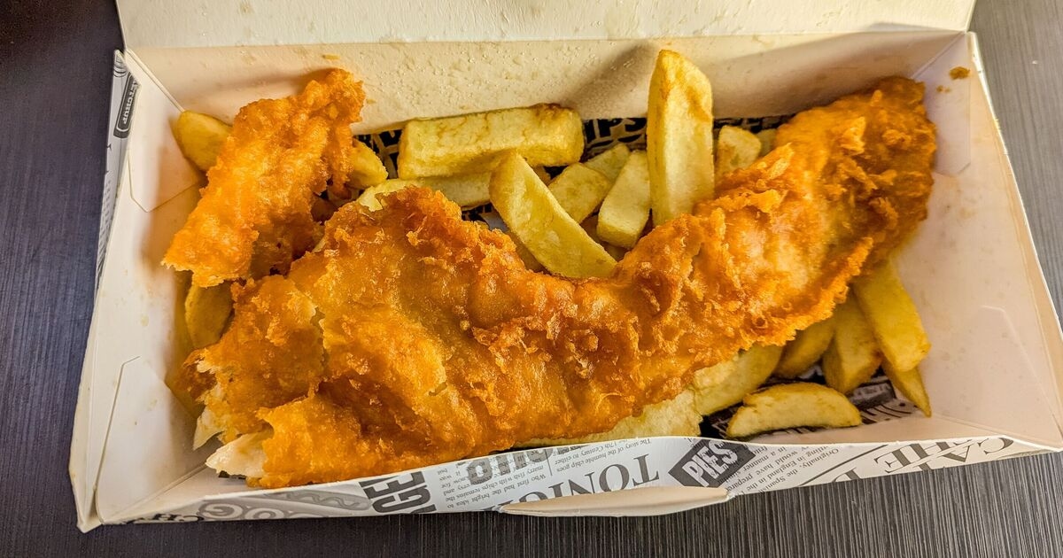 Woman orders fish and chips in Tenerife and price floors people