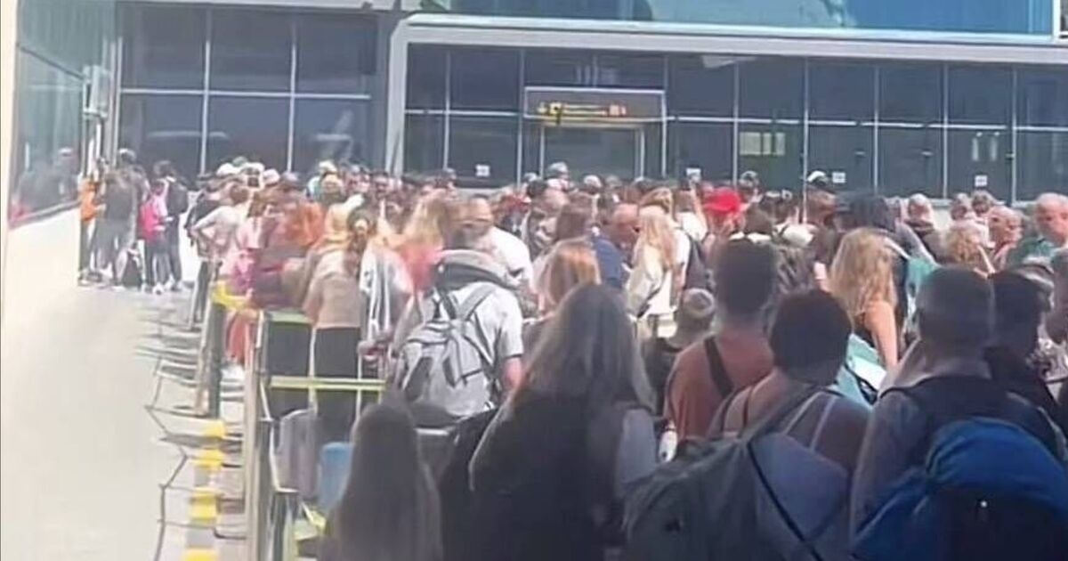 Brits rage at 'inhuman' Spanish airport queues as officials call emergency meeting