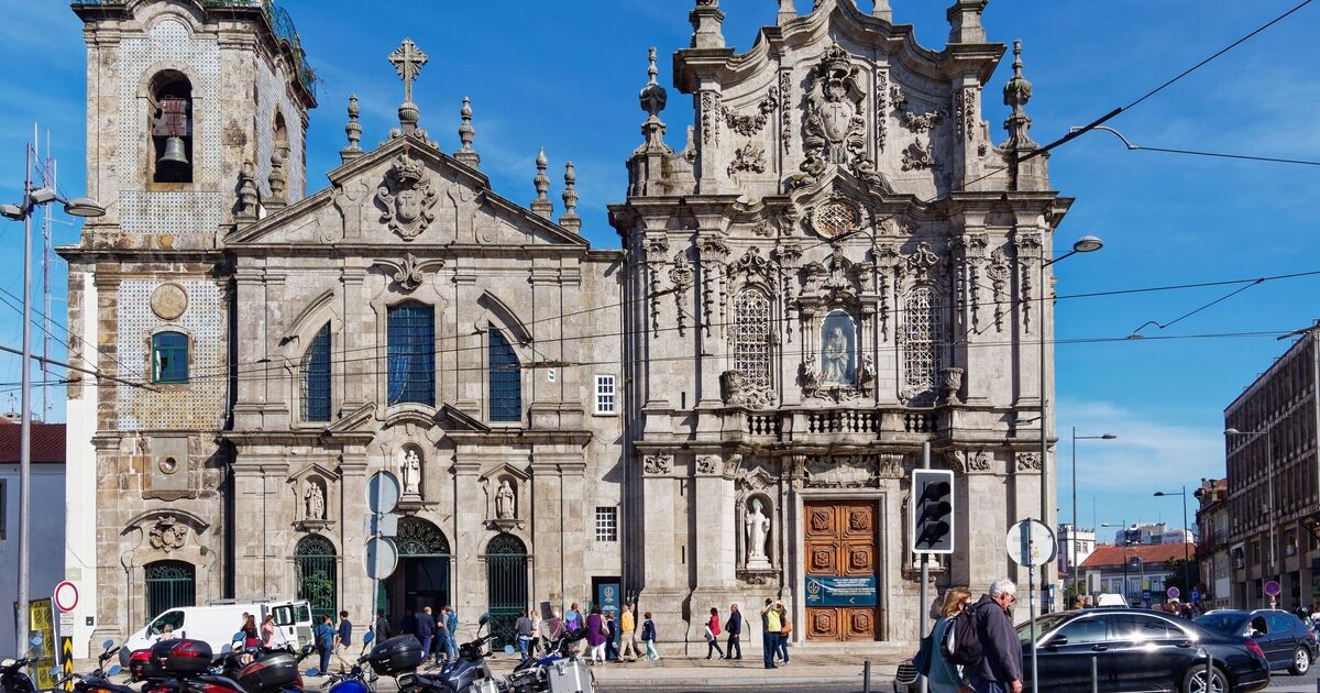 La extraña casa de 90 cm de ancho encajada entre dos iglesias en una hermosa ciudad europea