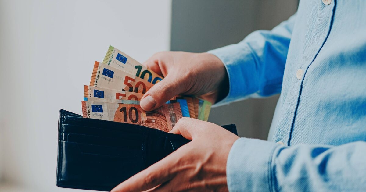 Spain's alert for Brits using cash as a Euro note 'no longer accepted'