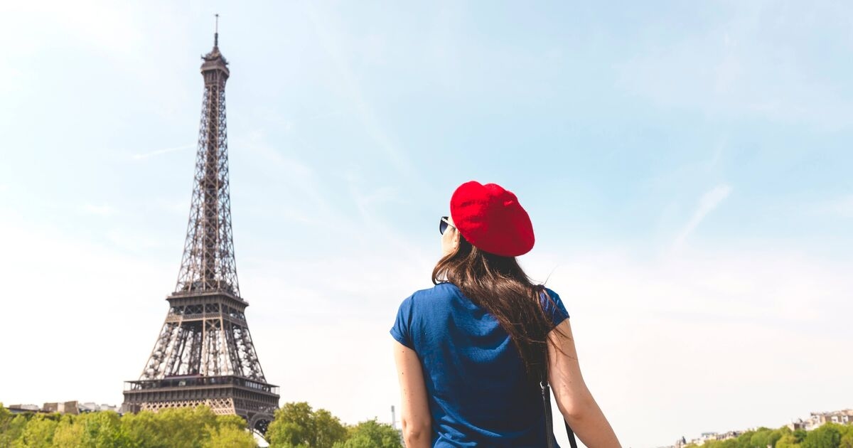 Kadın, bu yaz Paris'i ziyaret eden herkes için 'önemli' giyim kuralını paylaştı