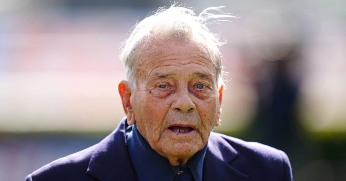 Умер Дики Берд: легенда английского крикета скончался в возрасте 92 лет, а судье воздали почести