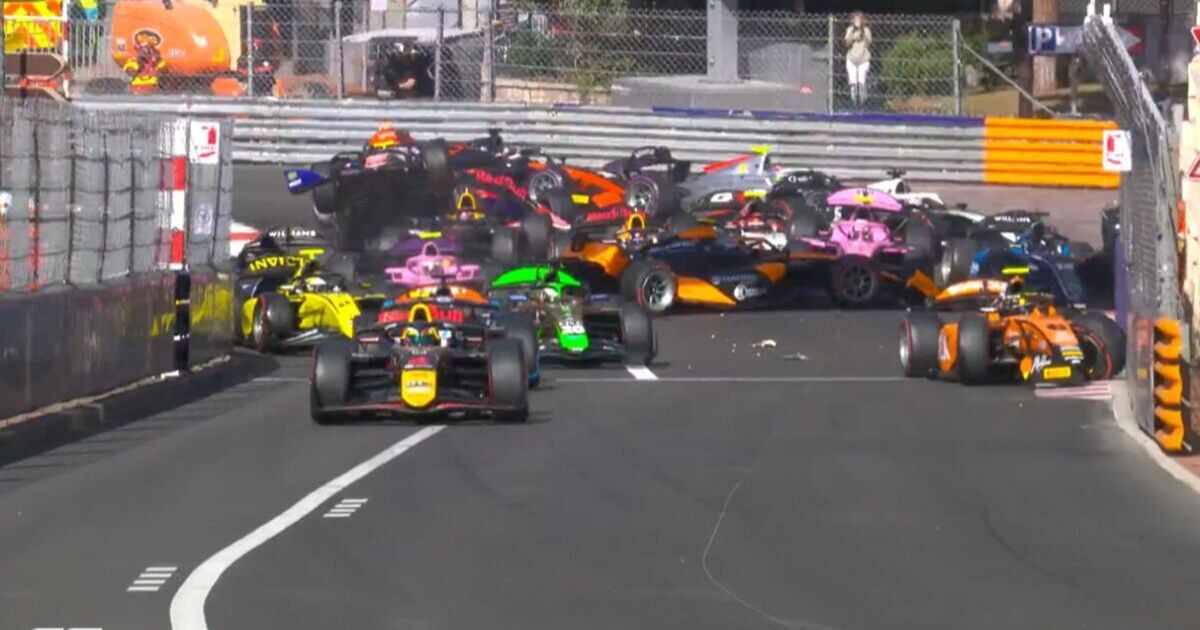 Chaos bij GP Monaco: kettingbotsing met twaalf auto's verpest race door op elkaar gestapelde voertuigen