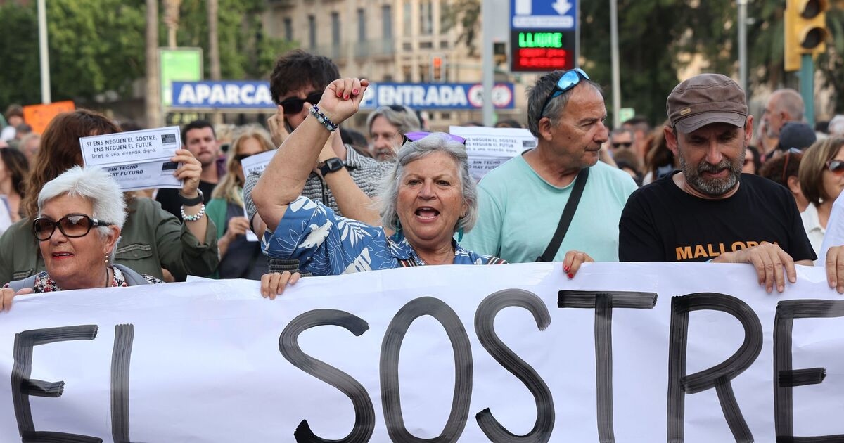 Majorca issues 4-word message to tourists worried about protests sweeping Spain