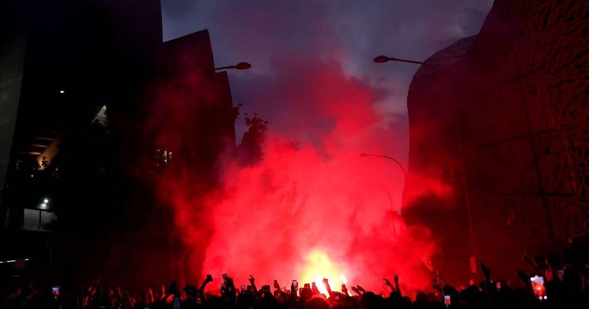 Los aficionados del PSG se amotinan en las calles de París mientras la policía se enfrenta a los aficionados que queman coches.