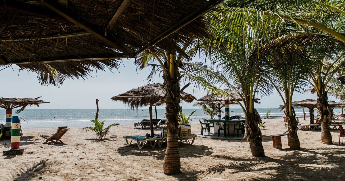 El país más pequeño de África, con solo 4.361 millas cuadradas y lleno de playas doradas.
