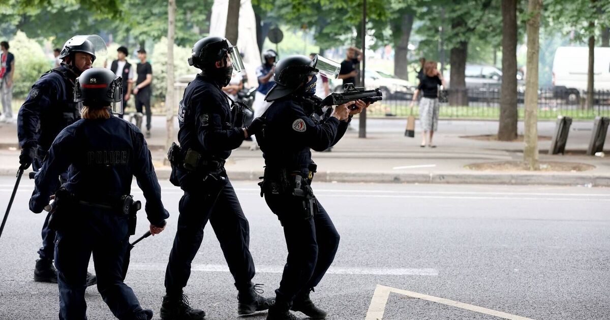Disturbios en París: hinchas del PSG atacan a la policía en el segundo día de escenas vergonzosas