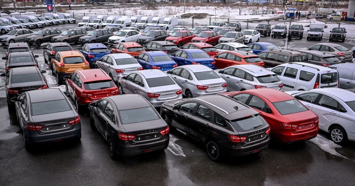 Russia economy meltdown as car sales slump 30% and property revenues plummet